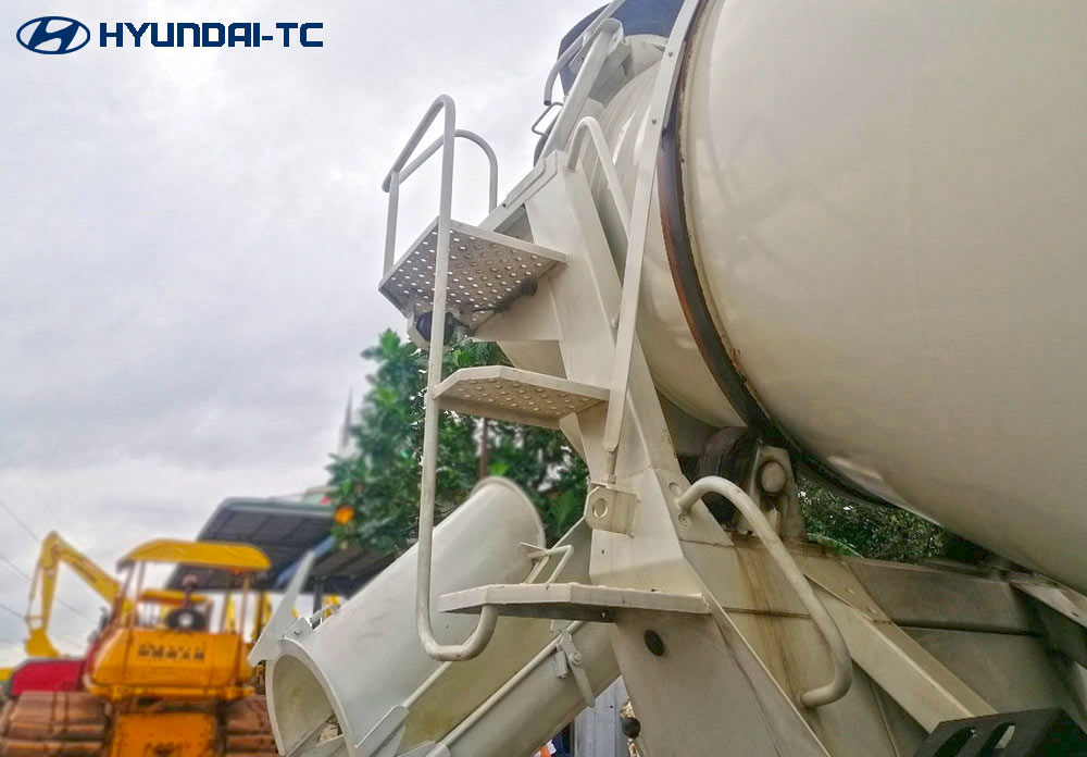 bac_thang_len_xuong_bon_tron